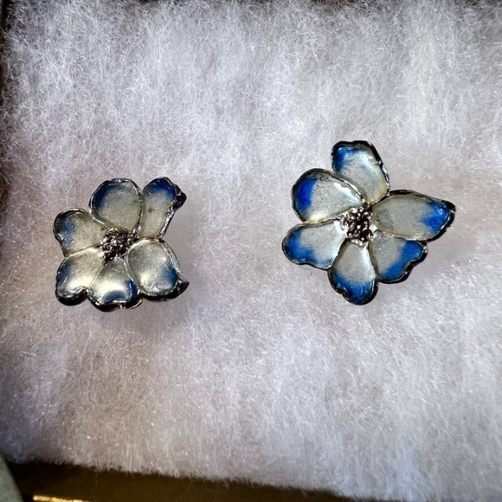 Metro Muesum of Art New York Blue Enamel flower stud earrings with pearl center